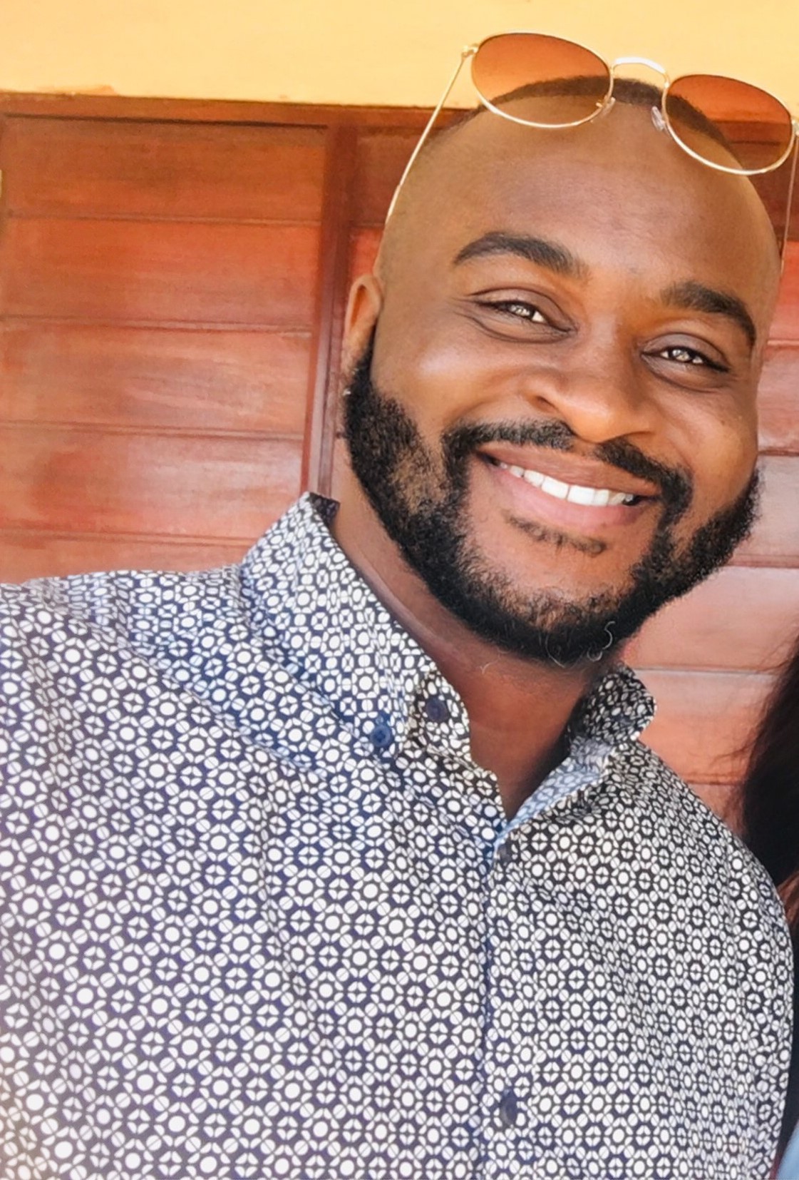 Jay building online business from home office